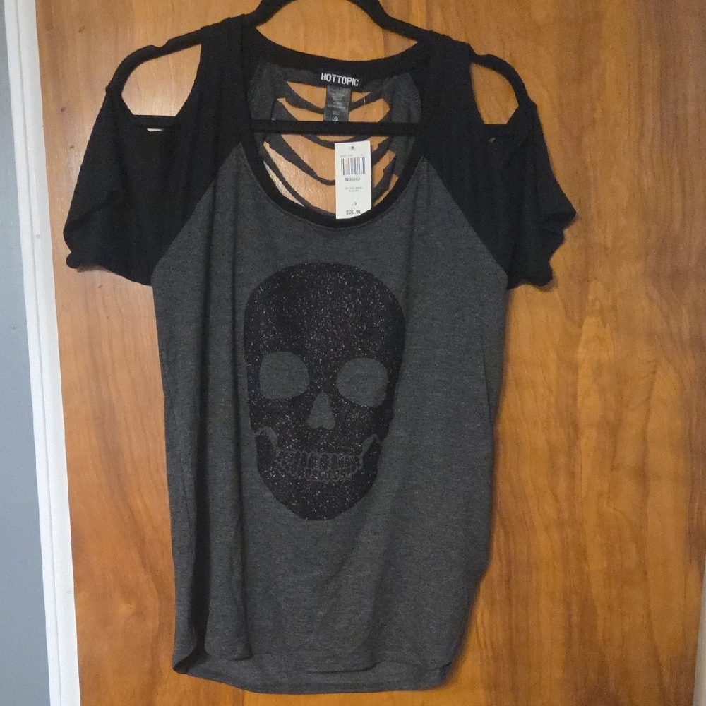 Hot Topic Black and Gray Skull Tee
